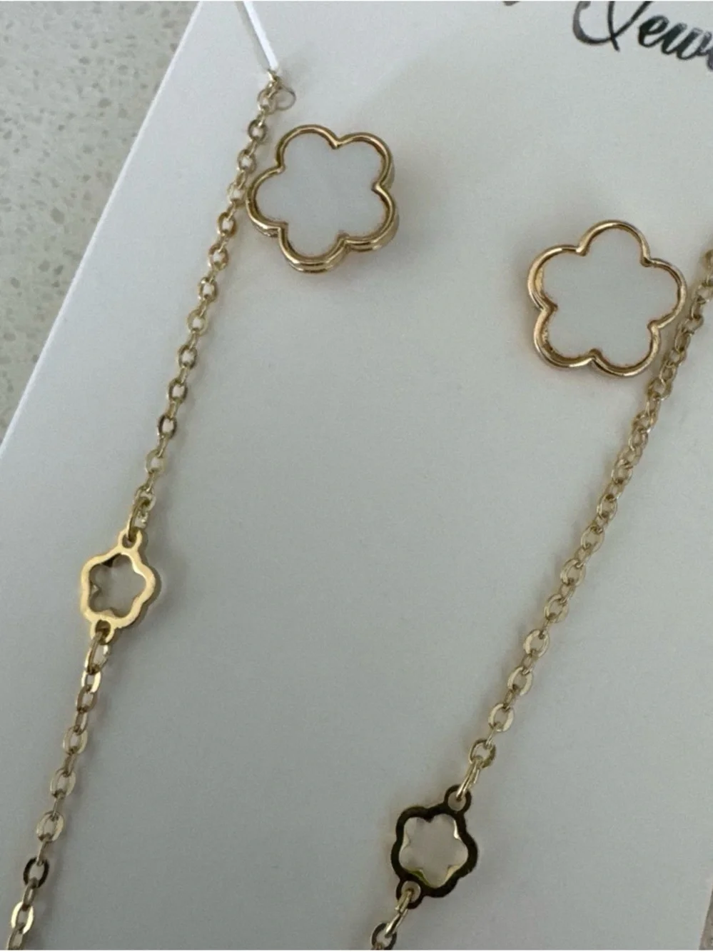 Fashion Jewelry Gold Floral Outline Necklace with Matching Studs
